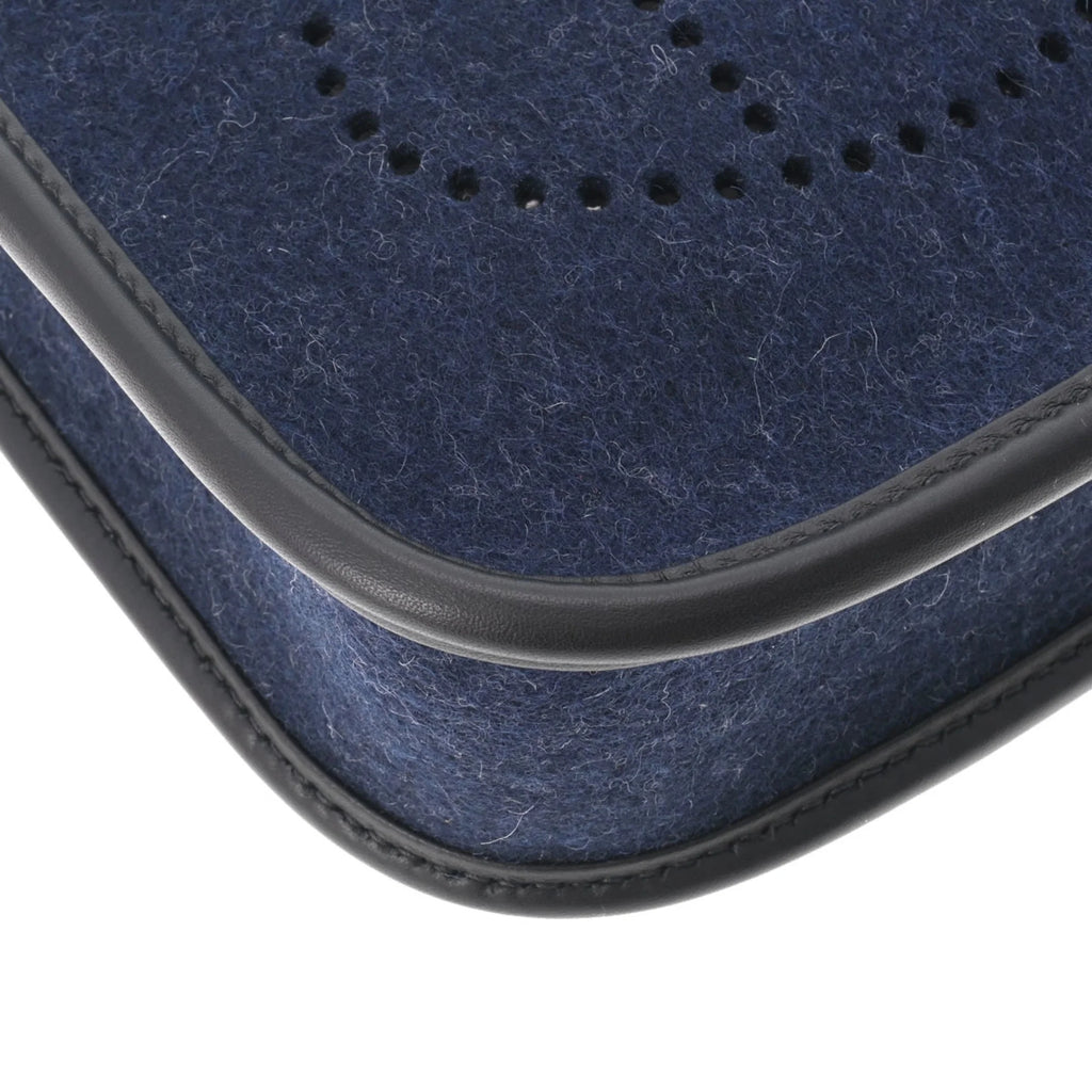 Pre-Owned Navy Felt Shoulder Bag C100801